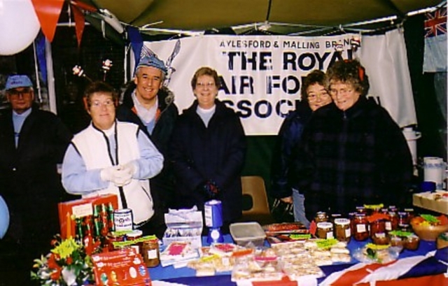 Pauline Bates (2nd from right) and Margaret Burton (right)